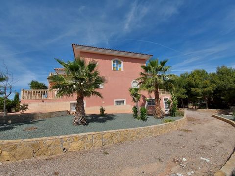 Diese Villa liegt in den Hügeln von Totana in der Gegend von Morti Ein wunderschönes geräumiges und rustikales Anwesen mit separatem Doppelgaragengebäude ganz in der Nähe der beiden Städte Alhama de Murcia und Totana gelegen auf einem grünen Grundstü...