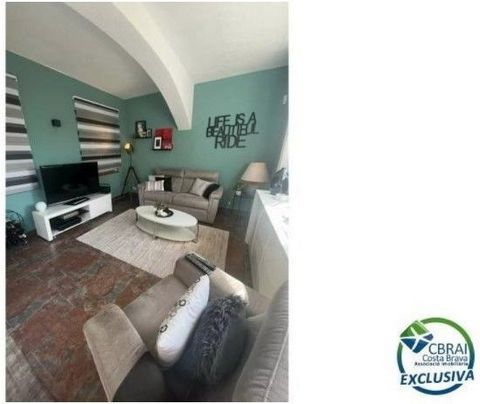 Gelegenheit, modern renovierte Wohnung im Herzen der Stadt und nur 250 m vom Strand von Empuriabrava entfernt. Dieses Apartment verfügt über 2 Schlafzimmer mit Bad, ein separates WC sowie eine weiße Küche, ein Esszimmer und ein Wohnzimmer. Es ist mod...