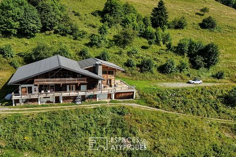 Situada en el corazón de la pintoresca ciudad de Notre Dame de Bellecombe, esta antigua granja alpina de 313 m2 de superficie habitable, se extiende sobre una vasta parcela de 20.000 m2. Un verdadero remanso de paz, la casa ofrece un entorno de vida ...