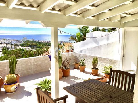 Al entrar hay un pequeño jardín privado, el bungalow tiene 2 dormitorios, ambos completos con armarios empotrados. La luminosa sala de estar es de planta abierta con cocina americana totalmente equipada con barra de desayuno. Hay un baño moderno con ...