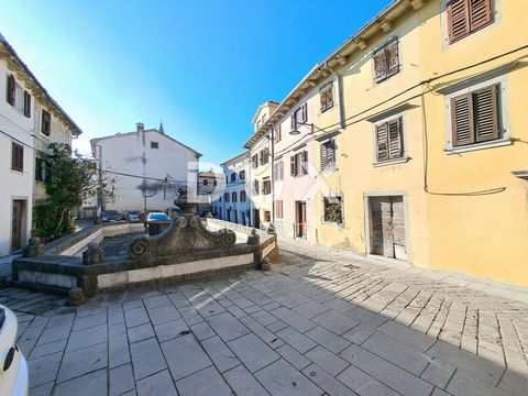 ISTRIË, BUZET, OUDE STAD - stenen huis in het oude stadscentrum In het oude centrum van Buzet, gelegen op een heuvel boven de riviervallei van Mirna, bekend om zijn rijke geschiedenis, authentieke Istrische sfeer en truffels, hebben wij de mogelijkhe...