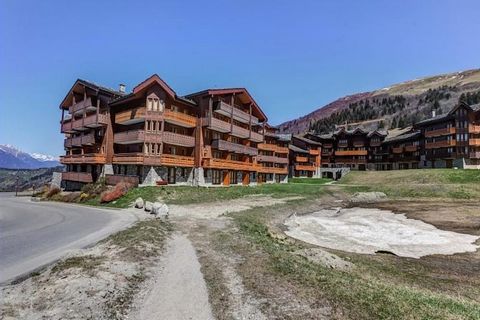 The residence, located at 1,800 meters in the heart of Bois-Méan, offers a variety of accommodations ranging from 4 to 10 people, each featuring either mountain-style or modern furnishings. This 35 m² apartment, located on the ground floor, can comfo...