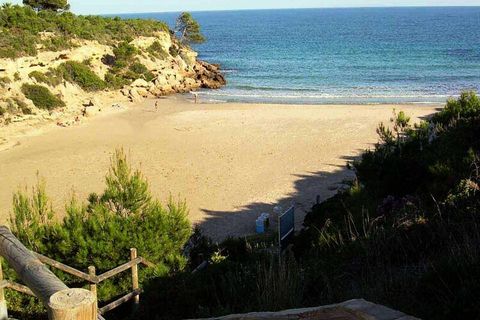 Prachtig appartement gelegen aan de kust, met een adembenemend uitzicht op Marina Calafat en met directe toegang tot het strand op minder dan 50 meter afstand. Het heeft 2 slaapkamers, 1 badkamer, woonkamer met uitzicht op zee, ingerichte keuken (er ...