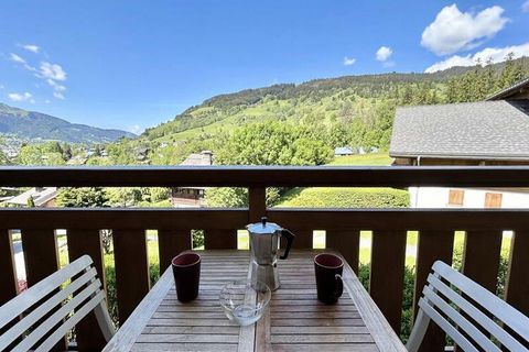 Conjunto de tres chalets construidos en las alturas al borde de un bosque. Amplios espacios verdes, sitio tranquilo. El apartamento del primer piso sin ascensor se compone de vestíbulo, baño, aseo independiente, cocina americana abierta al salón con ...