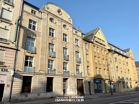 JLI EXKLUSIV! In einem schönen bürgerlichen Gebäude aus dem Jahr 1910, gegenüber dem schönsten Bahnhof Frankreichs! Im dritten Stock befindet sich eine schöne 6-Zimmer-Wohnung von 172 m2, bestehend aus einem Eingang, der zu einem Wohnzimmer führt, ei...