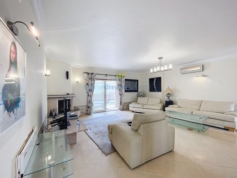 Ausgezeichnete Geschäftsmöglichkeit!! Villa in Ferreiras, nur 10 Autominuten von Albufeira entfernt, einem beliebten Touristenziel an der Algarve. Die Villa bietet 145 m² Wohnfläche. Bestehend aus 3 Schlafzimmern, die genügend Platz für eine Familie ...