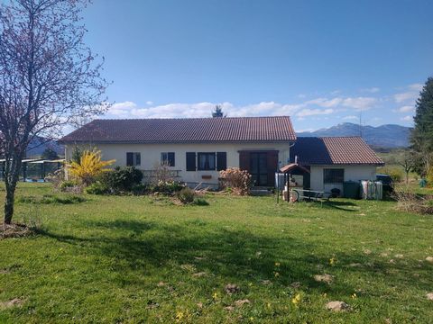 Maison plain-pied avec piscine et vue sur les montagnes
