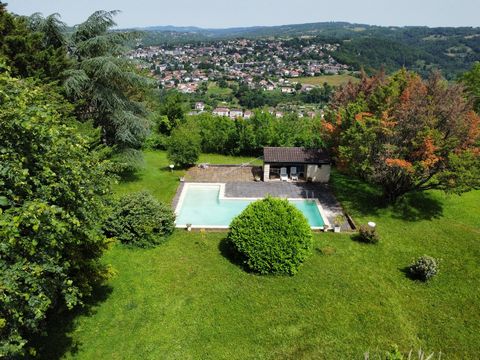 Schitterende gezinswoning gelegen aan de poort van het historische centrum van Figeac, op een prachtig perceel van circa 3700 m² met zwembad en poolhouse, en met een adembenemend uitzicht over de stad. De woning beschikt over 4 slaapkamers, waarvan t...