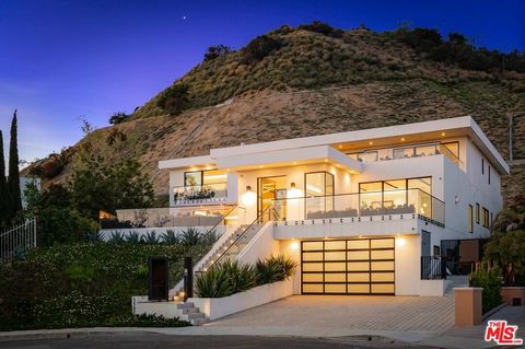 Nestled in the heart of Los Feliz, this contemporary architectural masterpiece redefines modern living with complete privacy and breathtaking city-to-ocean views. Designed with an open floor plan, it seamlessly blends indoor and outdoor spaces to emb...
