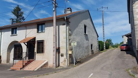70210 Passavant la Rochère, proche nature, foret, canal des Vosges, et piste cyclable Maison de village de 140 m² proposant une entrée, cuisine, séjour, salle de bains avec baignoire, wc indépendant et chambre, chaufferie buanderie A l'étage, 2 chamb...