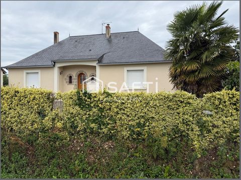 Cette grande maison qui borde la rivière avec un grand terrain.