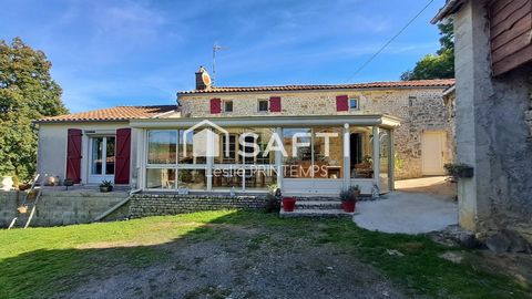 Située dans un environnement calme et verdoyant, cette maison d’environ 150 m² offre de beaux volumes et un cadre de vie agréable. Elle se compose au rez-de-chaussée d’une cuisine aménagée et équipée, d’une chaufferie, d’un WC, d’une salle à manger a...