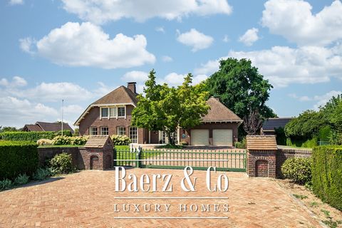 Deze parel in Beegden ligt op een zeer ruim perceel en wordt omsloten door een parkachtige tuin met een zwembad. Dit is werkelijk een droom die uitkomt! Aan de Heerstraat ligt dit bijzondere, sfeervolle landhuis dat beschikt over een panoramisch uitz...