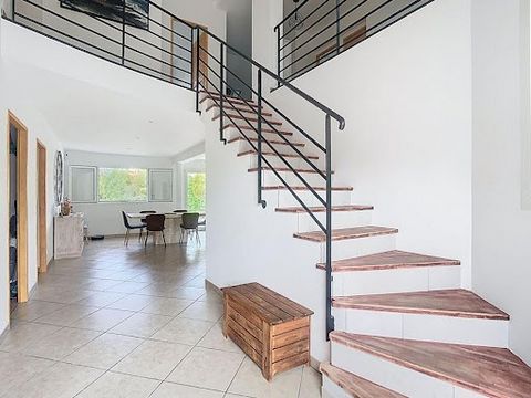 Michèle Hellé vous présente une maison individuelle conçue par un architecte, offrant 180 m² habitables, 4 chambres (avec option pour une chambre supplémentaire), une mezzanine, un bureau, un dressing, un garage pour 2 voitures, ainsi qu'une cave en ...