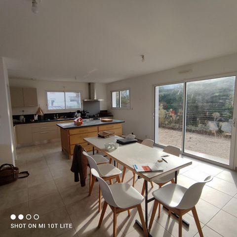 Maison dans le bourg de Divatte-sur- loire avec un atelier.