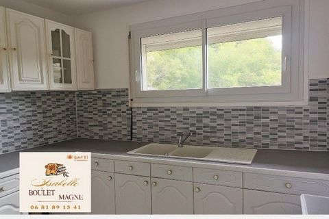 Maison individuelle : 3 chambres, grand salon, cuisiné équipée et séparée avec beau jardin et sous-sol