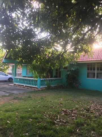 Dieses seltene Juwel bietet eine einzigartige Gelegenheit, ein traditionelles Haus im Bungalowstil zu besitzen, perfekt für diejenigen, die einen entspannten, tropischen Lebensstil suchen. Das Anwesen verfügt über: - Geräumiges Wohn-/Esszimmer auf ei...
