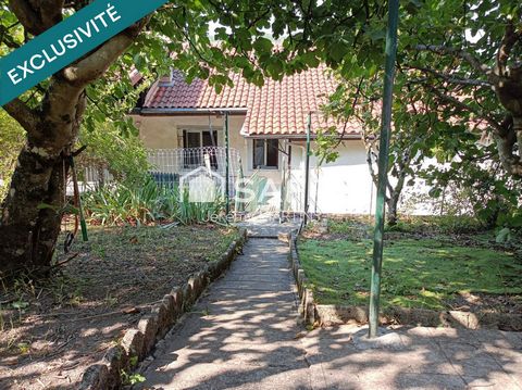 Maison composée de deux appartements, garages et jardin