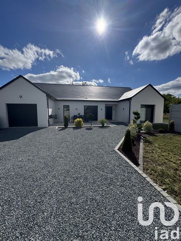 iad France - Nisrine Koca vous propose: Secteur Nord hors lotissement Magnifique maison de plain-pied contemporaine achevée en 2023, offrant un style de vie moderne et confortable. Cette propriété remarquable est composée d'une vaste entrée avec rang...