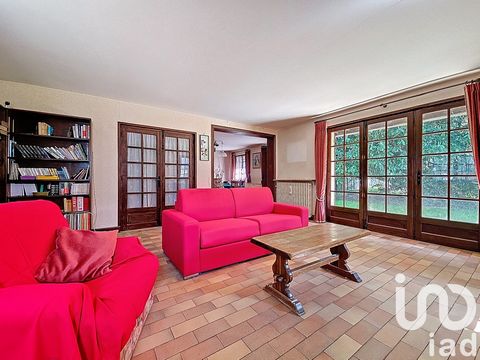 iad France - Marie-Ange Le Dorner vous propose: Maison familiale. Elle saura vous séduire par ses beaux espaces!! Dès les premiers pas dans la maison vous trouverez une vaste entrée avec rangements qui mène sur une pièce de vie en L de plus 50m² qui ...