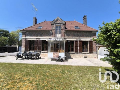 iad France - Sandra Guillaume vous propose: Maison avec du charme, de 138 m² environ, 3 chambres + jardin clos Située sur un terrain clos de 526 m², cette maison vous offre de beaux volumes et de nombreuses prestations. Au rez-de-chaussée : Deux entr...