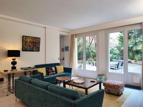 Apartment with a surface area of 70m², located on the groundfloor, on a private terrace of 150 m², of a luxury building in the 17th arrondissement in Paris. The apartment is fully equipped: internet connection, heating, television, ceramic hob, fridg...