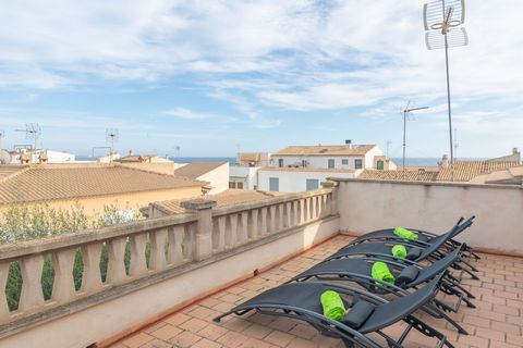 Fabulosa casa ubicada en Sa Ràpita, una zona idílica de Mallorca. Tiene capacidad para 6 personas. Las bonitas y amplias terrazas de la casa están pensadas para que disfruten del clima mediterráneo. En ellas, encontrarán un jardín, una zona con tumbo...