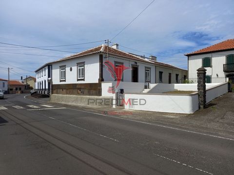   Learn more about this fantastic property. Unique opportunity.   Century-old villa, typical of Ramo Grande recovered in detail.   This property is in the center of Vila das Lajes, with good accessibility and where you can find varied services: RIAC,...