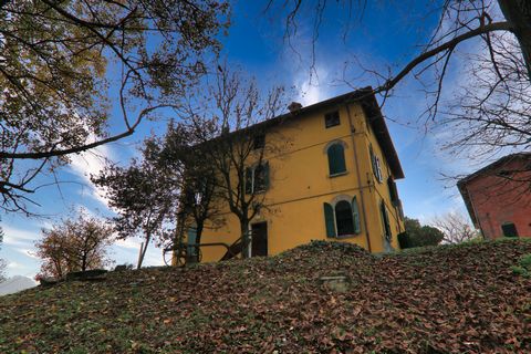 Crossing the threshold the smell of mothballs, old hats stacked on a lamp, iron beds and large windows ... what a charm to visit the old houses. We are in Castelvetro, in the province of Modena and if a property fascinates on a dull day like today, w...