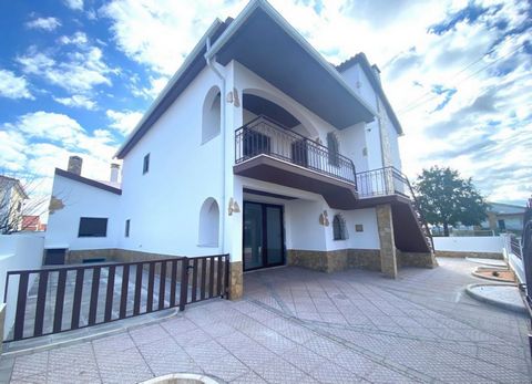 4 bedroom house with attic, backyard and barbecue - Bombarral. Imposing 4 bedroom house recently renovated, with very particular characteristics. Located in Bombarral, a few minutes away from all services and at 45 minutes from Lisbon. Possibility of...