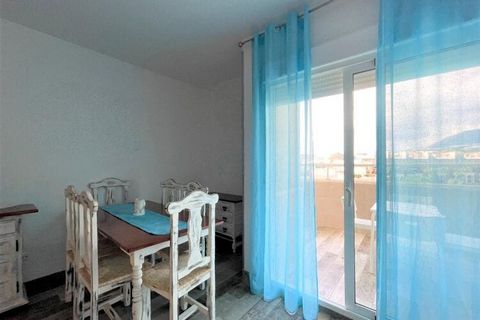 This wonderful holiday home is located in an apartment complex with a 24-hour reception and parking, opposite Santa Ana beach. It is ideal all year round for sun holidays with family or friends. The accommodation is located on the boulevard, with num...