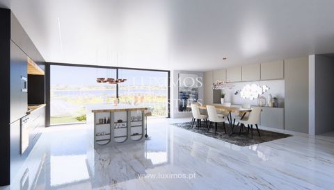 Appartement de luxe de deux chambres à vendre à Praia da Rocha , Algarve. Cette fantastique propriété se compose d'une cuisine entièrement équipée en espace ouvert avec le salon et la salle à manger avec de grandes fenêtres qui offrent une superbe vu...