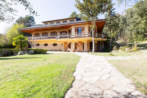 This fantastic house is located in the best residential area of Begues. It is well positioned on a flat corner plot of 6,500 m². It is divided into three floors and has a built area of 800 m². Right from the beginning, its imposing entrance stands ou...