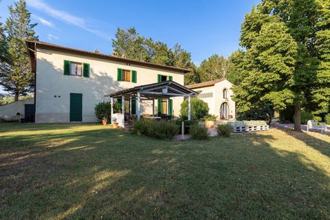 This beautiful property is set in the countryside between Siena and Florence, close to historic venues and surrounded by the green Tuscan countryside. The most famous and visited villages of Monteriggioni, Barberino Val d'Elsa and San Gimignano are j...