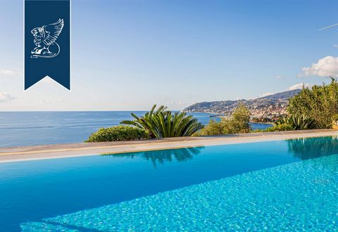 À Sanremo, cette splendide villa avec piscine est à vendre en position légèrement dominante sur la Riviera Ligure dei Fiori. Le jardin de la propriété, 1000m² est en terrasses plantées d'arbres fruitiers et d'oliviers séculaires, la villa o...