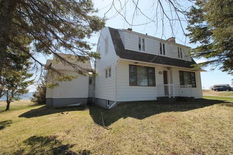 House located on a beautiful lot of nearly 3 acres by the sea. Site with a lot of potential, possibility to create several other locations by the sea. Welcome to investors. Opportunity increasingly rare on the market. Unique opportunity. Taxes and mu...