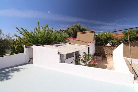 Bargain with lots of possibilties. Typical Alentejo house located in a quiet and peaceful area in the center of the village of Santana, municipality of Portel. This fantastic villa enjoys the tranquility of the Alentejo next to the various existing r...
