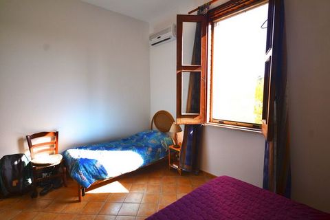 Dit leuke en zonnige vrijstaande vakantiehuis met 2 slaapkamers ligt bij Lido di Noto op Sicilië, op 300 m van het strand (1 van de mooiste van het eiland). Het vakantiehuis heeft een privétuin met Siciliaanse citroenbomen en is voorzien van een barb...