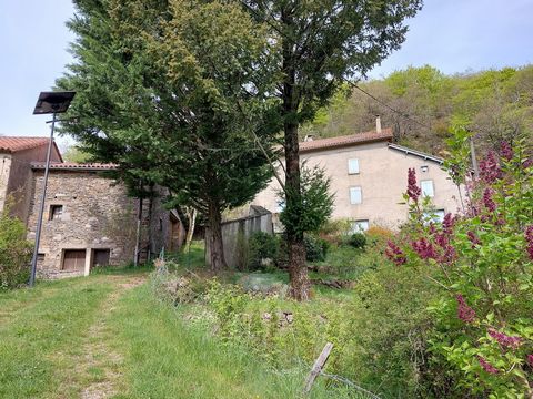 Farmhouse on 2889 M2 of land comprising 3 buildings: 1 stone barn of 78 M2, 1 studio to refresh comprising on the ground floor 1 kitchen of 20.50 M2, 1 bathroom of 2.50 M2, upstairs ground floor overlooking the barn, 1 living room of 20.80 M2 with fi...