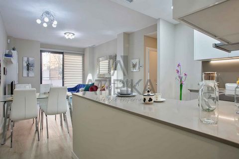 This new apartment, with a size of 89m2, is located in a newly constructed building, strategically positioned right next to Plaza Maragall and just a few minutes from Sant Pau Hospital. The layout of this residence has been meticulously designed to m...