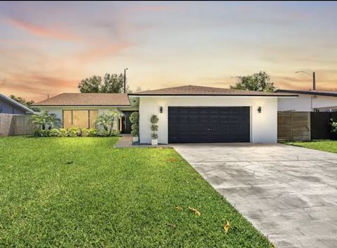 This modern 4 Bedroom Family home is furnished to an impeccable standard by interior designers. It’s the ideal retreat for an exquisite & up-scale stay, located close to the beach and nightlife that South Florida offers. We believe it’s the ultimate ...