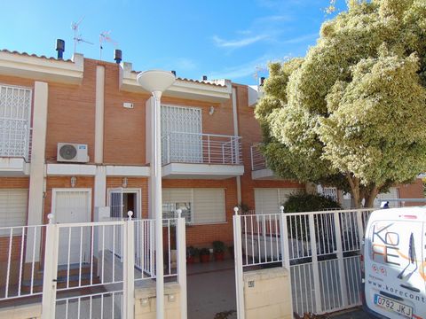 This 4 bedroom townhouse is just a minute or two walk to the beach and also in close proximity to shops, bars and restaurants in Los Alcazares. The property is situated in a quiet cul-de sac and has a spacious front terrace/ garden ideal for al-fresc...