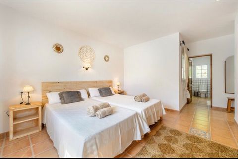 Atmospheric, detached villa with a very well-maintained, comfortable interior. The view from the covered terrace is amazing. Of course you have a beautiful private swimming pool and a sun terrace with sun beds and a view of the green surroundings. Th...