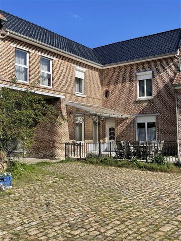 In the Lens sector, make a success of your investment in a farmhouse with its converted barn house with four apartments and professional premises. Year of construction: 1920, . The building offers you 10 parking spaces and a private garage. Building ...