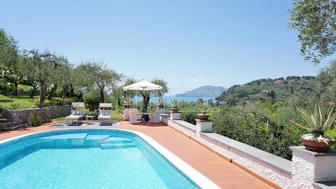 Located, just above the beaches, in distinguished context within the park of Villa Marigola, this semi-independent house is in a truly unique position thanks to its view over the Gulf of Poets and the castle of San Terenzo. The access to the house ha...
