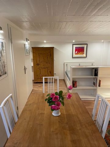 This newly renovated appartement is in the heart of Jülich and walking distance to FH, Forschungszentrum and city center. You can easily reach all you need by walk. Perfect for scientific staff of Forschungszentrum. Own entrance.