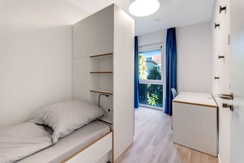 Overview This fully furnished shared room in a new building combines modern comfort with practical furnishings. It has a spacious closet that offers plenty of storage space for clothes and personal items. A special feature is the underfloor heating, ...