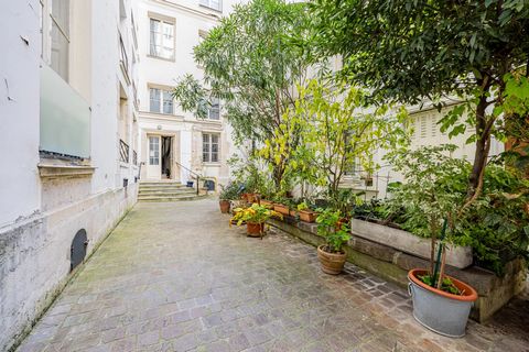 Character ground floor apartment Paris 6th, Rue de Tournon. 103m2 apartment on the ground floor opening onto 2 courtyards, to be completely renovated, it now consists of an entrance with cloakroom and guest toilet, a living room, a dining room, a bed...