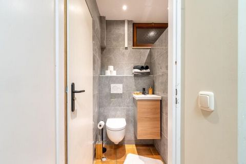 Este lujoso apartamento de 3 dormitorios en Schin Op Geul puede albergar a 8 personas. Ubicado en el centro de South Limburg, lo tiene todo: grandes televisores de pantalla plana en 2 dormitorios amplios, un baño con sauna y jacuzzi que ofrecen relaj...