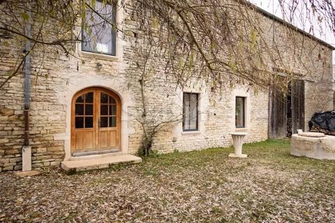 Montceau et Echarnant: Reference 67471AH Unique property: stone built village house that has been completely renovated by a stone mason. Big surfaces, big outbuildings and big plot and all of it located in a pretty village 20 minutes west of Beaune. ...